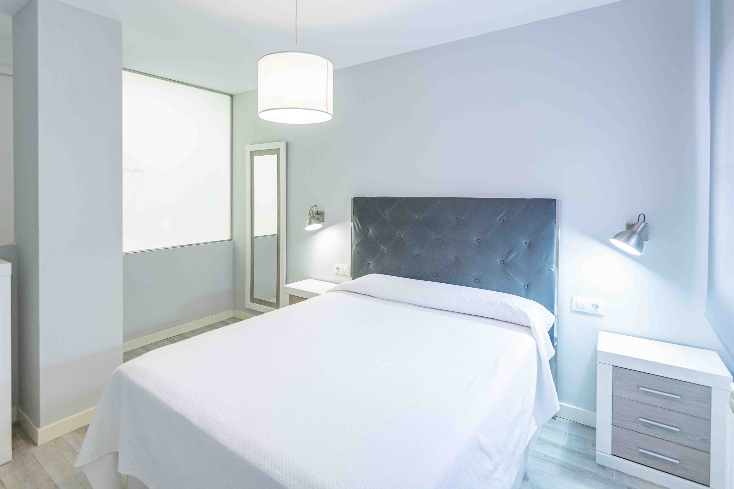 Dormitorio cama doble Apartamentos Liencres 2